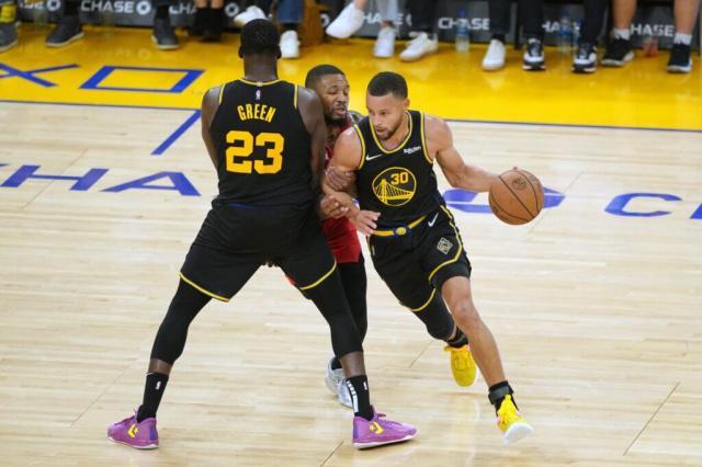 半岛体育-【现场】与球迷相互依偎 坚固纽带让勇士继续高歌